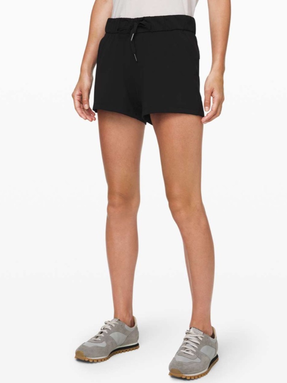 Lululemon On the Fly Shorts 2.5” Size 8 in Black with Pockets